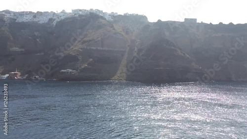 Kameraschwenk entlang der Küste Santorin