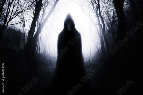 фотографія ghostly figure in dark scary forest