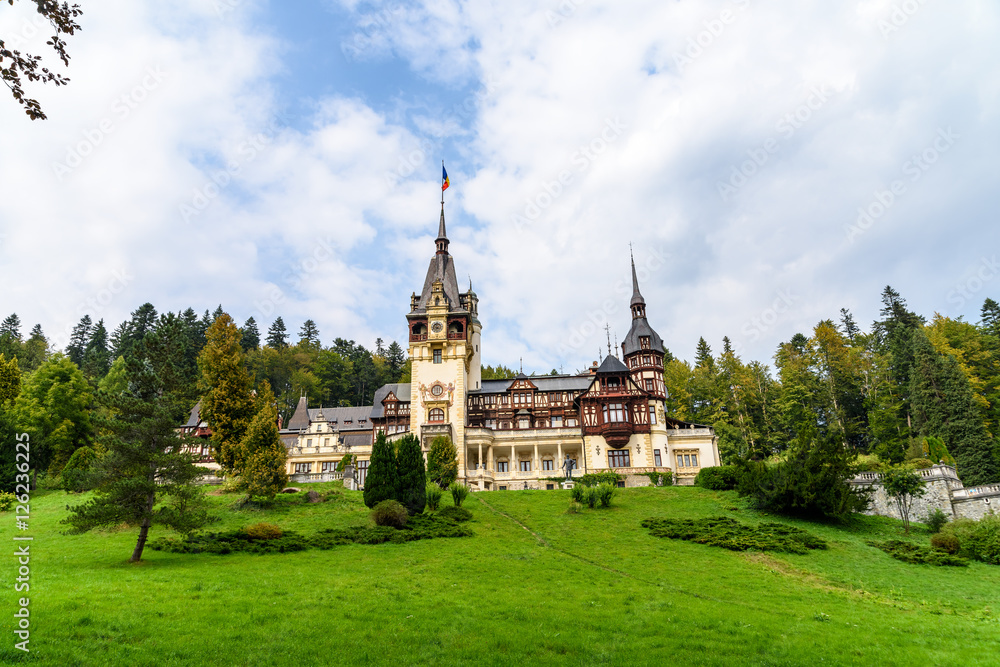 Obraz premium Neo-Renaissance Peles Castle Built In 1873 In Carpathian Mountains