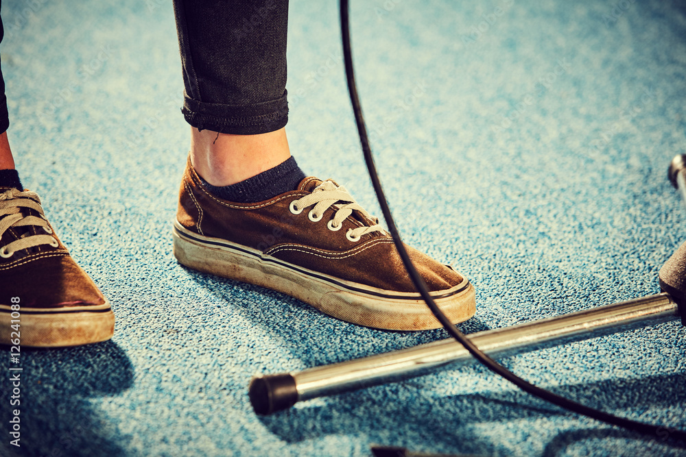 giovane ragazza alla moda con sneakers Stock-Foto | Adobe Stock