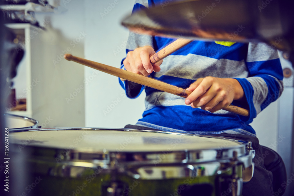 Foto Stock Bambino suona batteria Adobe Stock