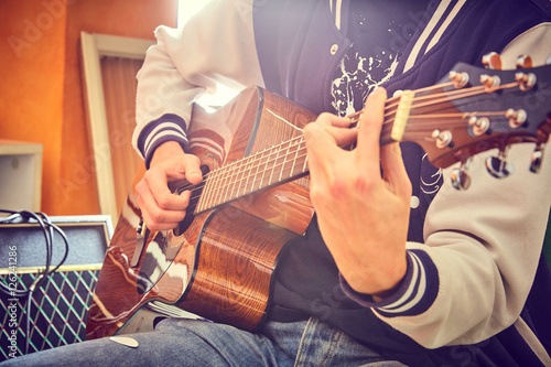 Fotografie Ragazzo suona chitarra