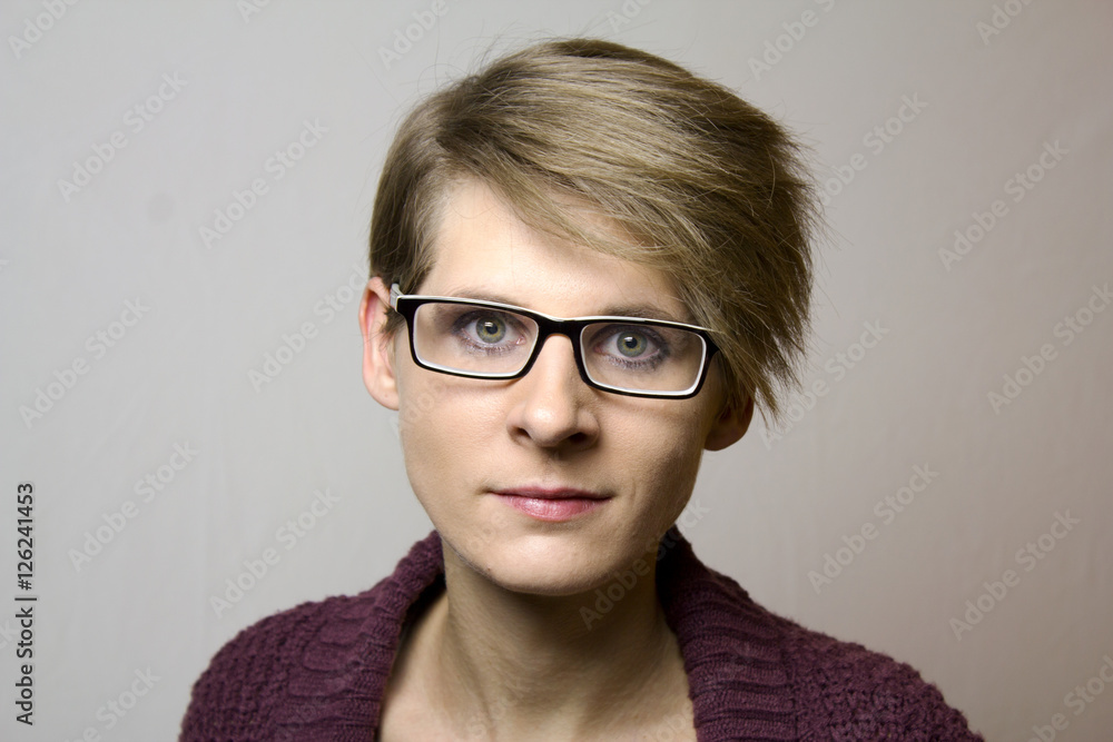 Portrait einer jungen Frau mit kurzen blonden Haare und Brille Portrait einer jungen Frau mit kurzen blonden Haare und Brille