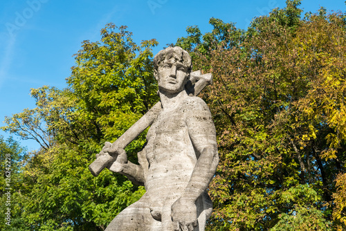 M  nchen - Statue im alten Botanischen Garten