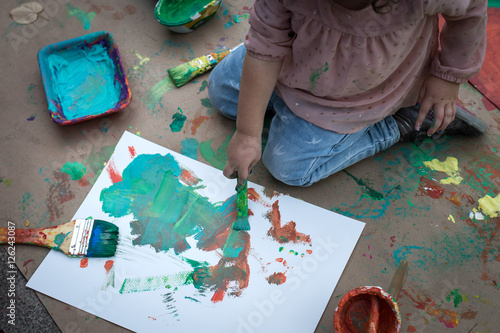 Foto Niños jugando con pinturas y temperas