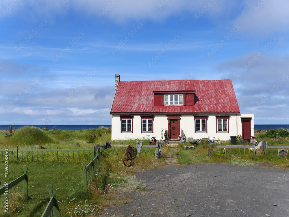 Fototapeta premium Verlassenes Haus am Strand in Blönduós im Norden von Island