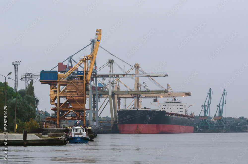 Fototapeta premium BIG SHIP AT THE WHARF