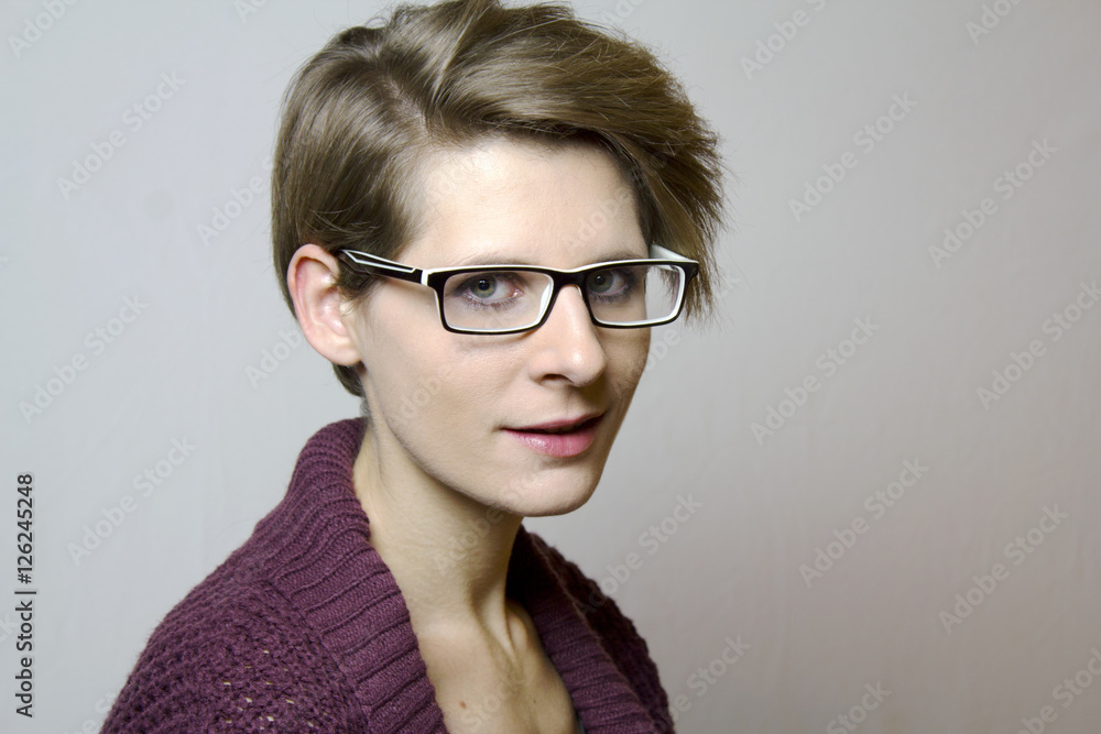Portrait einer jungen Frau mit kurzen blonden Haare und Brille