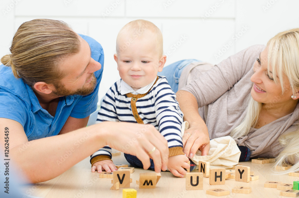 Obraz premium Junge Familie im Wohnzimmer