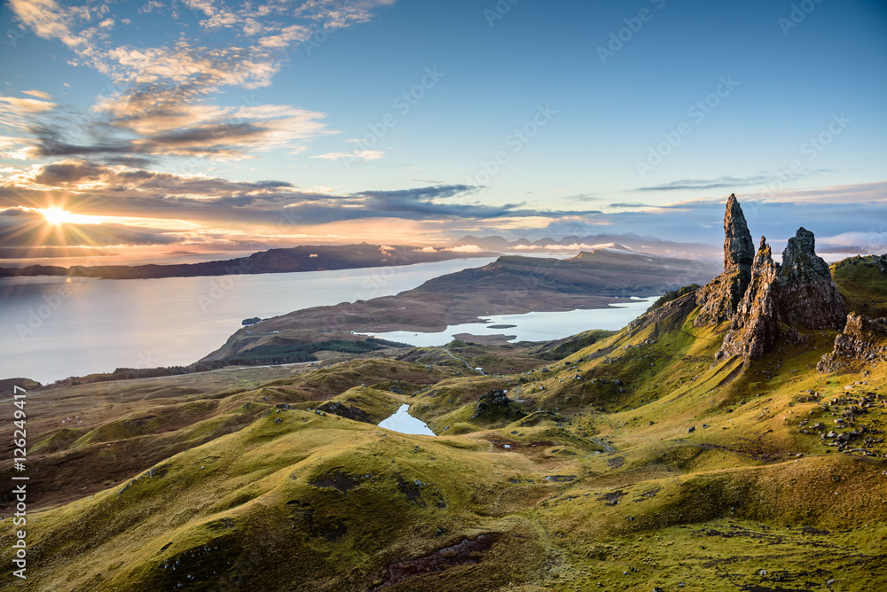 Fototapeta premium Wschód słońca w najpopularniejszym miejscu na wyspie Skye - The Old Man of Storr - piękna panorama niesamowitej scenerii z żywymi kolorami i malowniczą panoramą - symboliczna atrakcja turystyczna