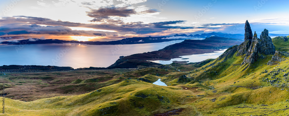 Naklejka premium Wschód słońca w najpopularniejszej lokalizacji na wyspie Skye - Stary człowiek Storr - piękna panorama niesamowitej scenerii z żywymi kolorami i malowniczą panoramą - symboliczna atrakcja turystyczna