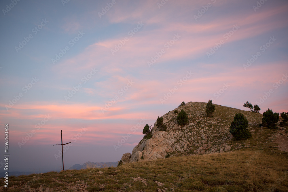 Amanecer y cruces en la cima de la Gallina Pelada, Berguedà