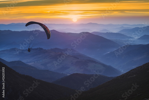 Fototapeta Naklejka Na Ścianę i Meble -  Paraglide and the sunrise