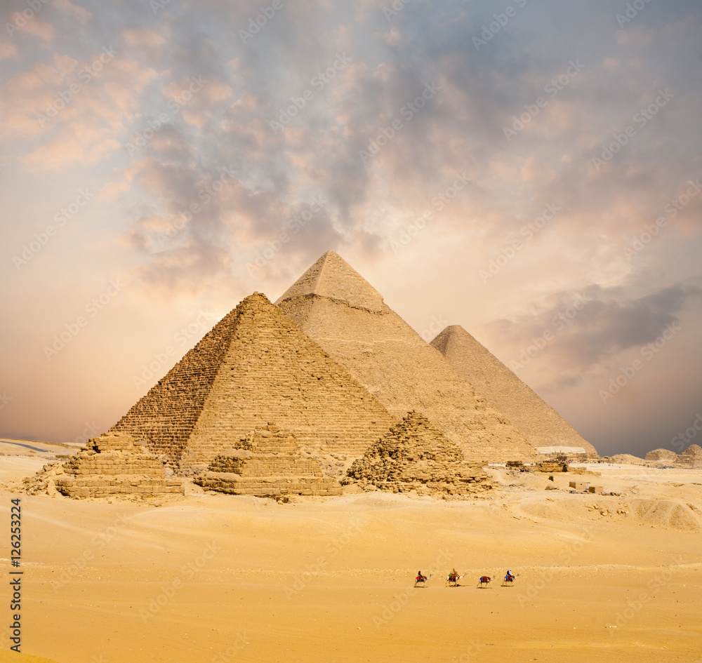 Obraz premium Sunset All Egyptian Pyramids Camels Distant Wide