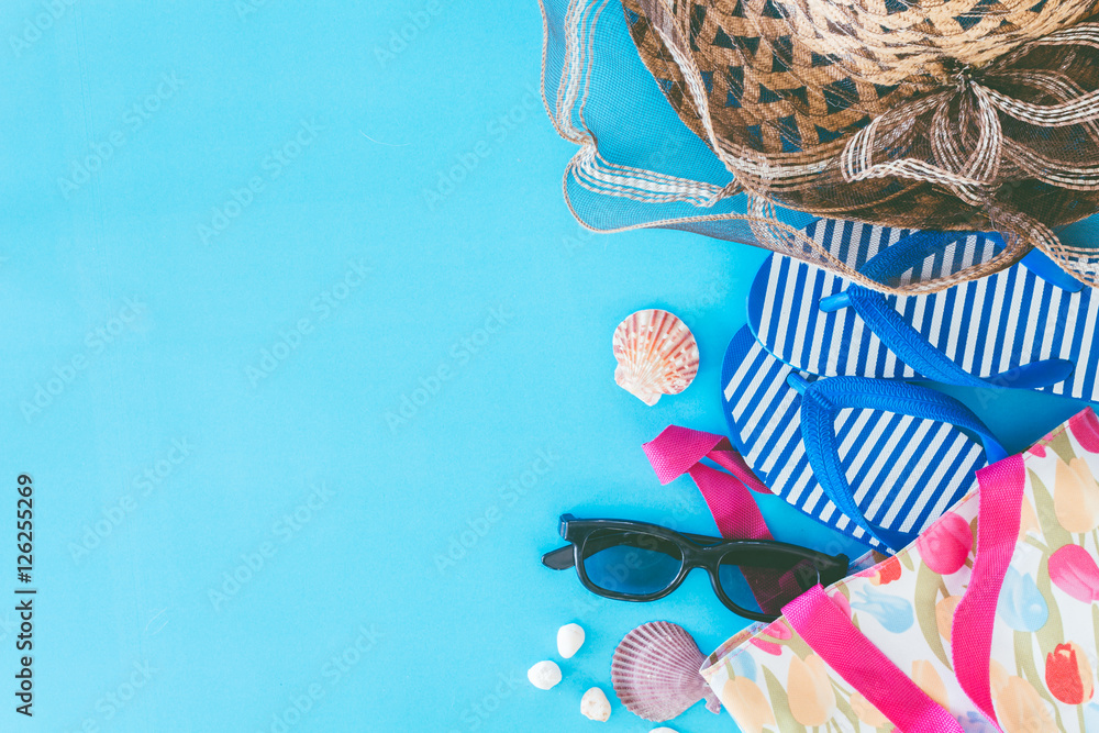 Naklejka premium Beach accessories on blue background