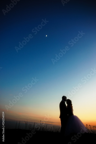 Obraz na płótnie Couple in love silhouette during sunset w salonie