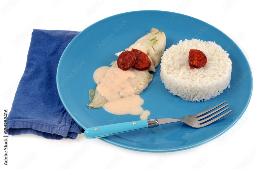 Aiglefin en sauce avec des rondelles de chorizo et du riz