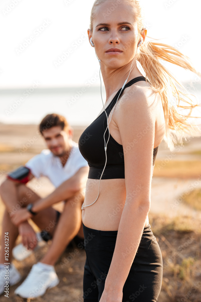 Φωτογραφία Beautiful young blonde sports woman with earphones