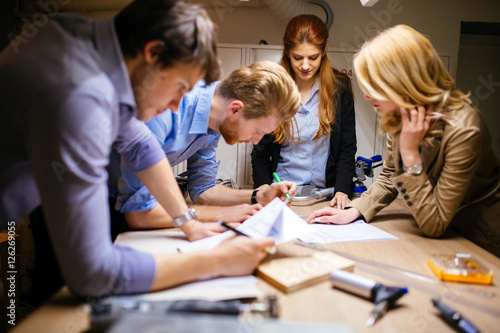 Εκτύπωση καμβά Classmates working on a project together