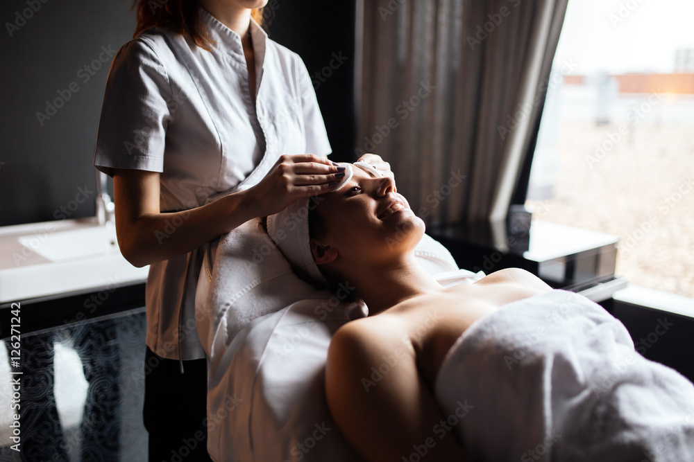 Obraz premium Beautiful woman enjoying massage
