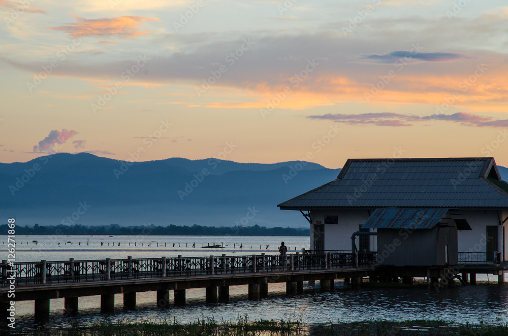 Obraz premium Fisherman hut with the evening scene of Phayao lake
