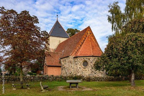 Denkmalgeschützte Dorfkirche von Groß Dratow (Ansicht von Osten)