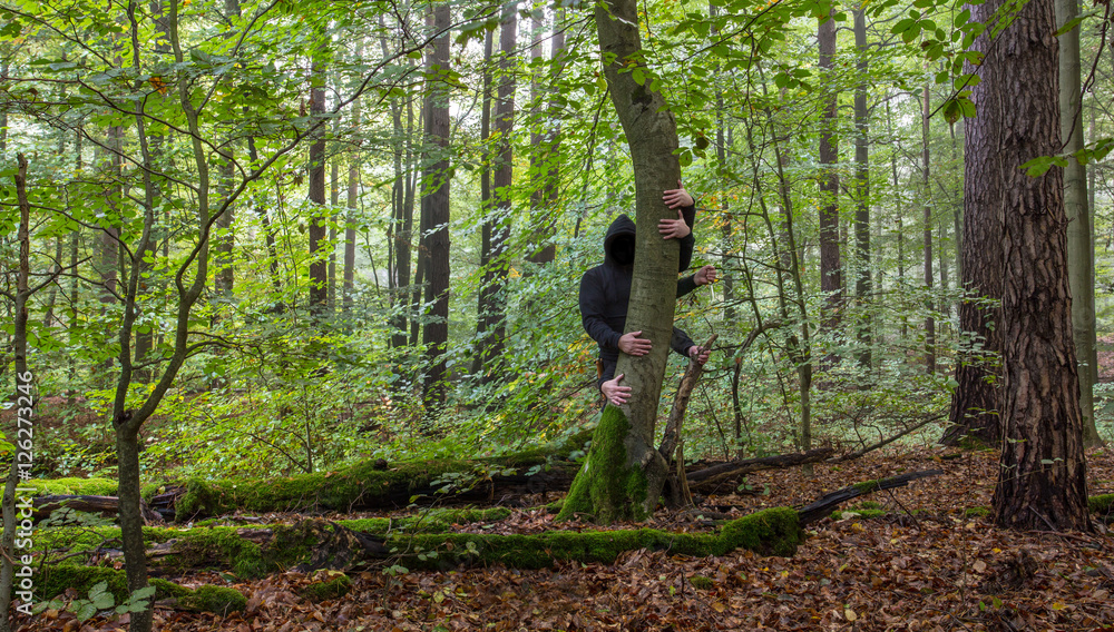 ein dunkler Geist mit vielen Händen steht in einem Hochwald ein dunkler Geist mit vielen Händen steht in einem Hochwald