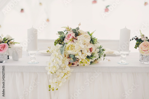 Крутая цветочная композиция на праздничном столе © oes