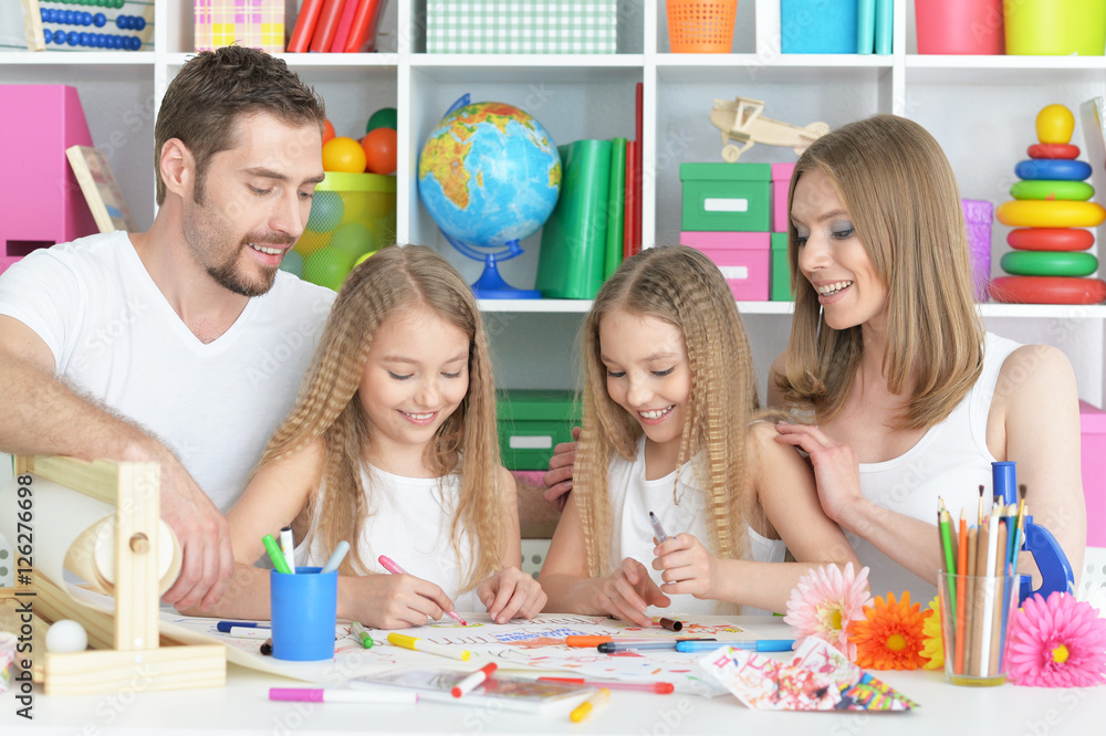 Naklejka premium happy family painting together