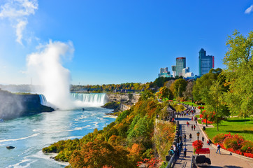 Fototapete Kanada Blick auf die Niagarafälle an einem sonnigen Tag  © Javen