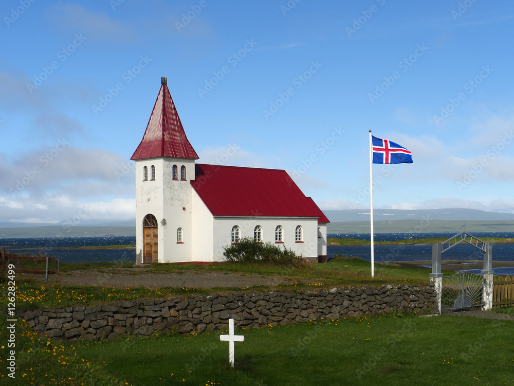 Fototapeta premium Kleine Kirche Prestbakki am Hrútafjörður in Island