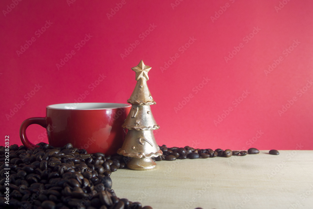 Fototapeta premium coffee beans and golden xmas tree