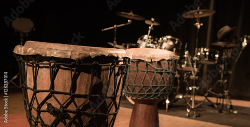 Cuadro en lienzo Traditional wooden african djembe drumon stage