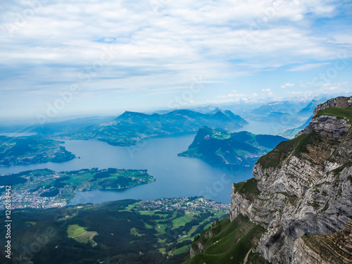 impresionante vista del lago de los cuatro cantones de Lucerna, desde el monte Pilatus, Suiza, verano del 2016 OLYMPUS DIGITAL CAMERA