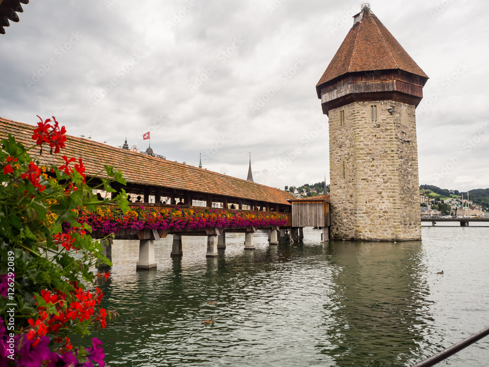 Puente de la Capilla y Torre del Agua sobre el río Resuu de Lucerna, Suiza, en el verano de 2016 OLYMPUS DIGITAL CAMERA