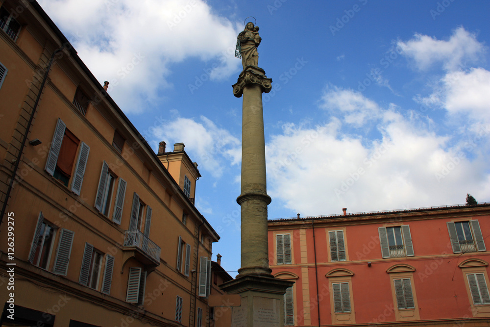 Colonne à la Vierge piazza San Martino à Bologne, Italie