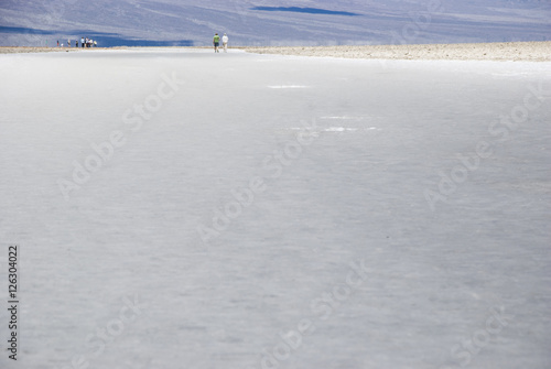 Weiße Salzwüste bei Badwater im Death Valley, Kalifornien