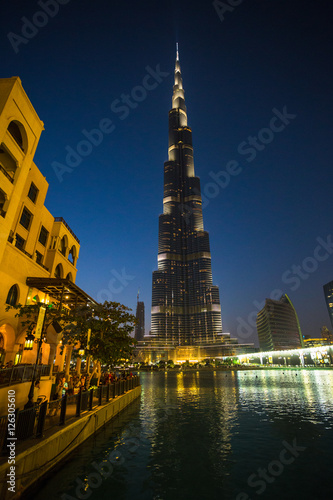 Fototapeta A record-setting fountain system set on Burj Khalifa Lake