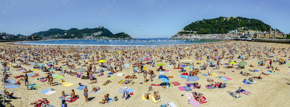 Fototapeta premium Plaża La Concha zatłoczona na morzu w San Sebastian w Hiszpanii