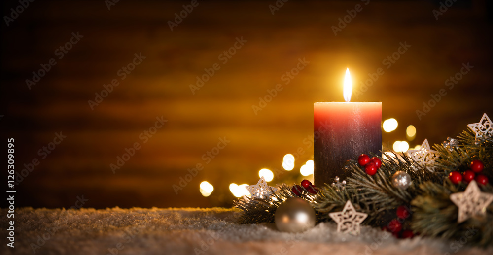 Kerze mit festlicher Dekoration und Holz Hintergrund, ideal für Advent und  Weihnachten Stock-Foto | Adobe Stock