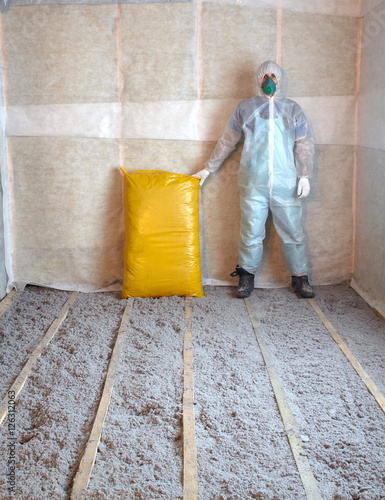 Master mounts thermal insulation from recycled Cellulose insulation environmentally friendly paper to insulate the floor of the ceiling and the walls of the house