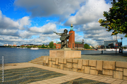 Evert Taubes monument and Stockholm city hall in summer