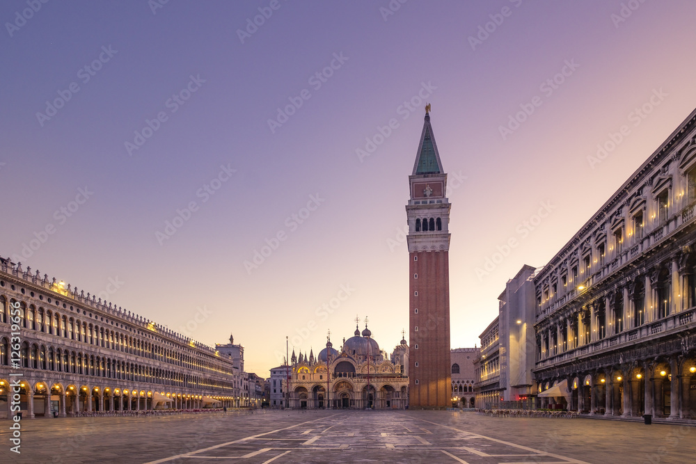 Fototapeta premium Scenic view of Piazza San Marco in Venice at sunrise