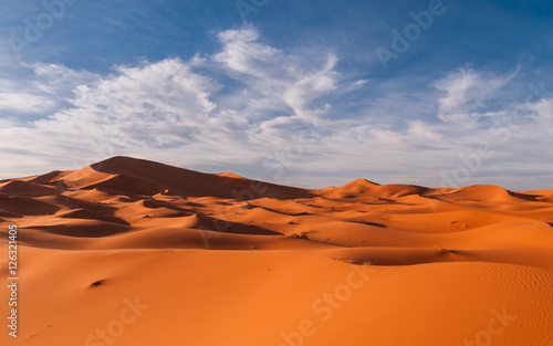 Abendstimmung   ber den D  nen der Sahara bei Merzouga  Erg Chebbi   Marokko