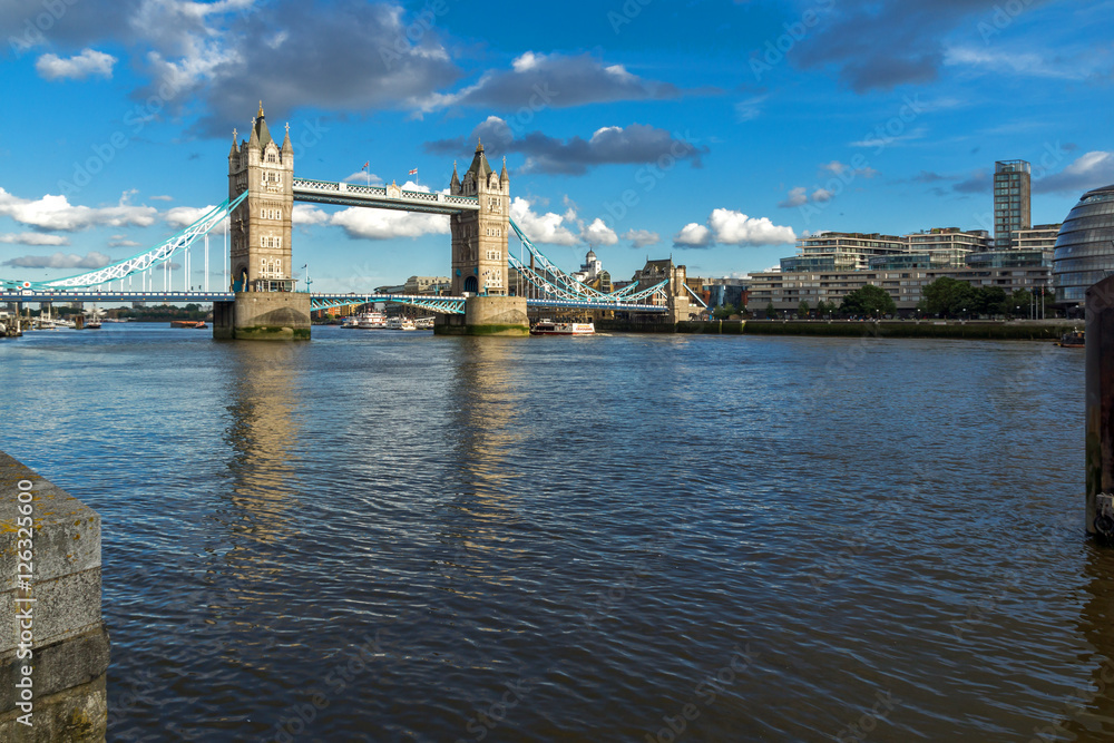 Obraz premium LONDON, ENGLAND - JUNE 15 2016: Sunset panorama of Tower Bridge in London in the late afternoon, England, United Kingdom