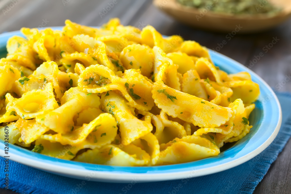 Pasta mit Kürbis- und Petersiliensauce, fotografiert mit natürlichem Licht (Selektiver Fokus, Fokus ein Drittel in das Gericht) Pasta mit Kürbis- und Petersiliensauce, fotografiert mit natürlichem Licht (Selektiver Fokus, Fokus ein Drittel in das Gericht)