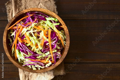 Frischer Krautsalat aus Weißkohl, Rotkohl und Karotten, fotografiert mit natürlichem Licht (Selektiver Fokus, Fokus auf den Salat) photo