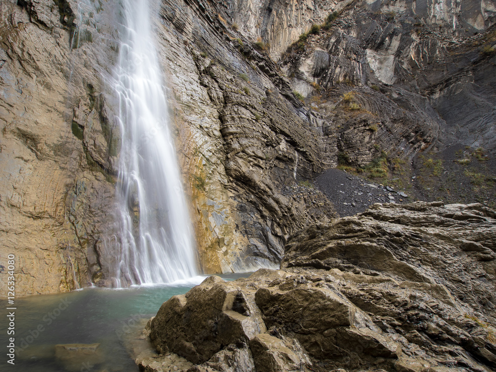 Obraz premium Waterfall in a rugged cliff