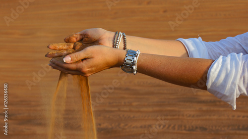 Slika na platnu Desert sand in hands