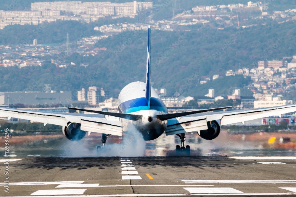 Naklejka premium 飛行機 滑走路